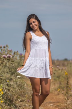 Beyaz bir elbise güzel kadın