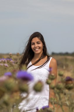 Beyaz bir elbise güzel kadın