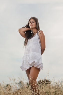 Beyaz bir elbise güzel kadın