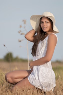 Beyaz bir elbise güzel kadın