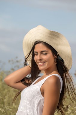 Beyaz bir elbise güzel kadın