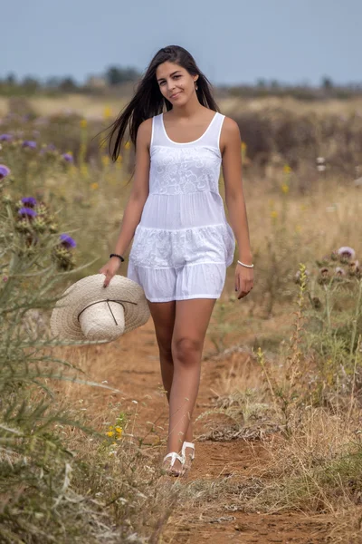 Belle femme sur une robe blanche — Photo