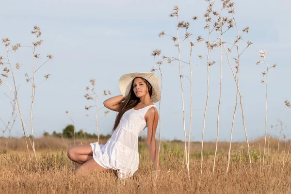 Mooie vrouw op een witte jurk — Stockfoto