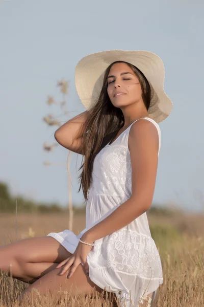 Belle femme sur une robe blanche — Photo