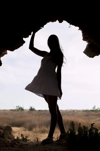 Belle femme sur une robe blanche — Photo