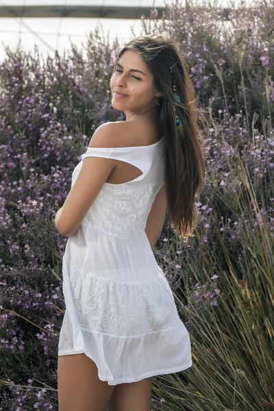 Mulher bonita em um vestido branco — Fotografia de Stock