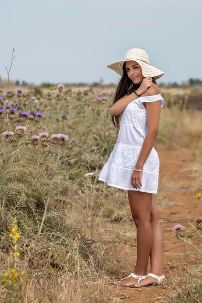 Belle femme sur une robe blanche — Photo