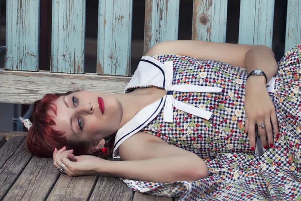 Vrouw in vintage stijl kleding — Stockfoto