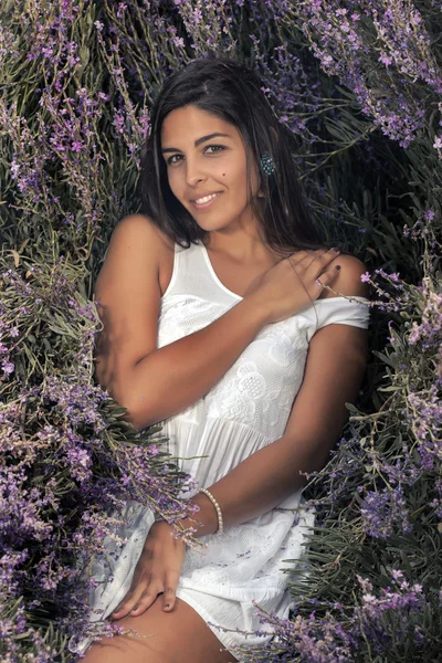 Hermosa mujer en un vestido blanco — Foto de Stock