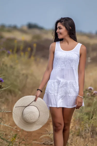 Bella donna su un vestito bianco — Foto Stock