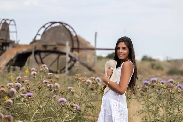 Hermosa mujer en un vestido blanco —  Fotos de Stock