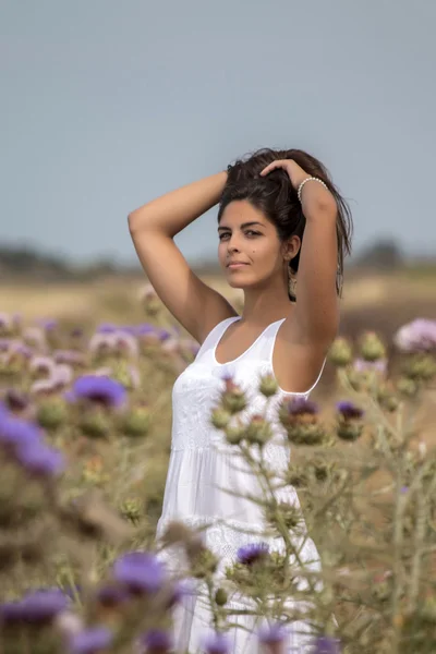 Mulher bonita em um vestido branco — Fotografia de Stock