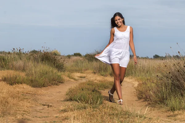 Bella donna su un vestito bianco — Foto Stock