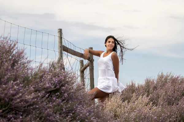 Schöne Frau auf einem weißen Kleid — Stockfoto