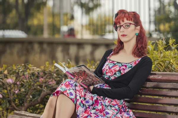 Mulher em roupas de estilo vintage — Fotografia de Stock