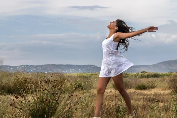 Mulher bonita em um vestido branco — Fotografia de Stock