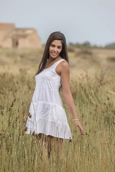 Belle femme sur une robe blanche — Photo