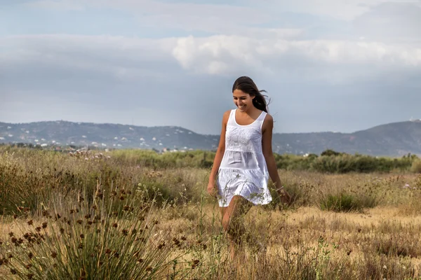 Krásná žena v bílých šatech — Stock fotografie