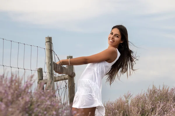 Hermosa mujer en un vestido blanco —  Fotos de Stock