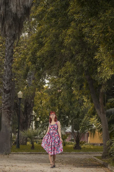 Vrouw in vintage stijl kleding — Stockfoto