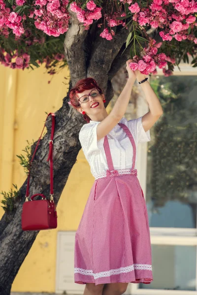 Vrouw in vintage stijl kleding — Stockfoto