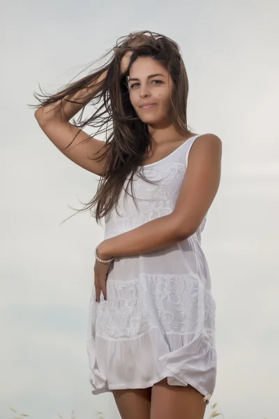 Belle femme sur une robe blanche — Photo