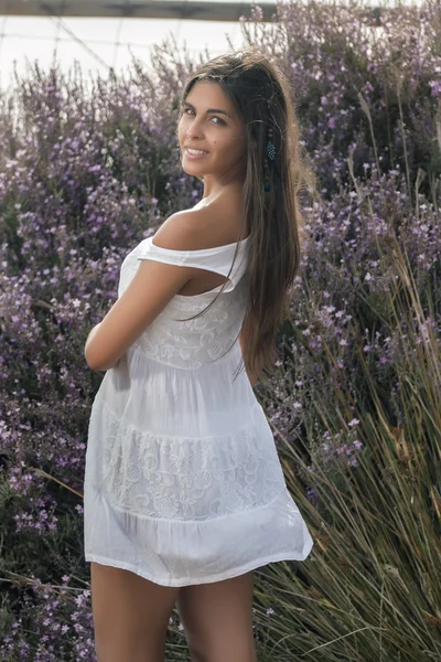 Mooie vrouw op een witte jurk — Stockfoto