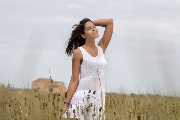 Belle femme sur une robe blanche — Photo