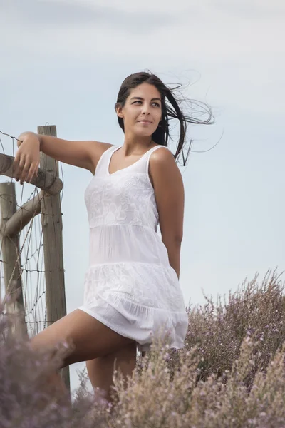 Hermosa mujer en un vestido blanco —  Fotos de Stock