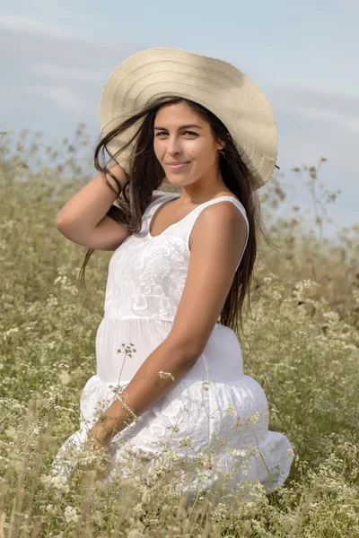 Belle femme sur une robe blanche — Photo