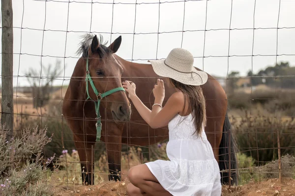 Bella donna su un vestito bianco — Foto Stock