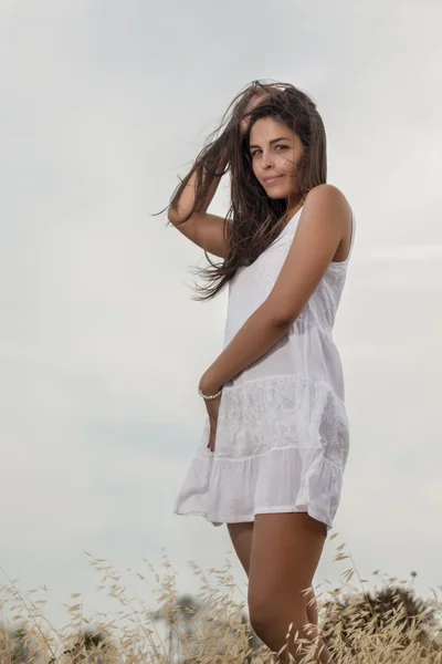 Hermosa mujer en un vestido blanco —  Fotos de Stock