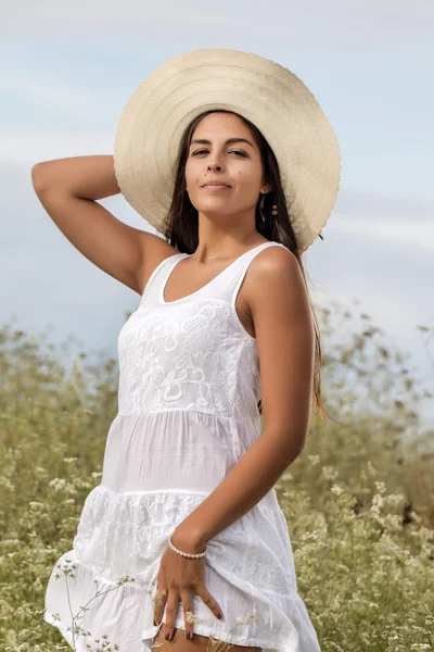 Mooie vrouw op een witte jurk — Stockfoto