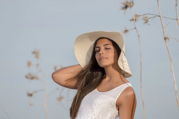 Bella donna su un vestito bianco — Foto Stock