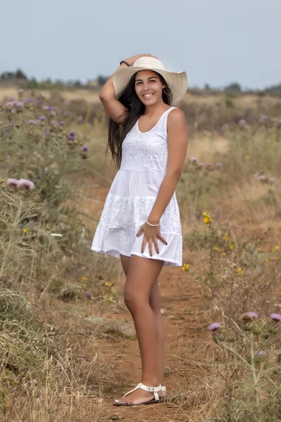 Belle femme sur une robe blanche — Photo