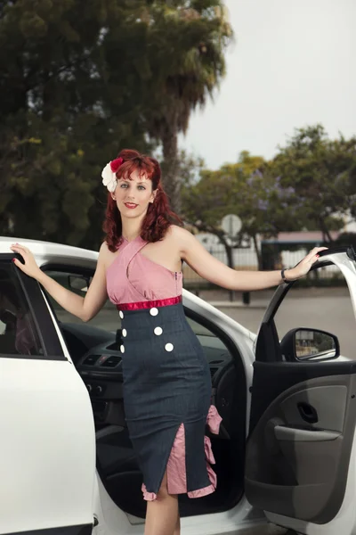 Pinup mujer joven en estilo vintage — Foto de Stock