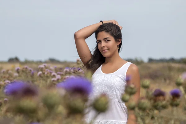 Hermosa mujer en un vestido blanco —  Fotos de Stock