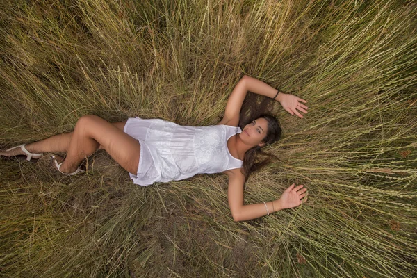 Schöne Frau auf einem weißen Kleid — Stockfoto