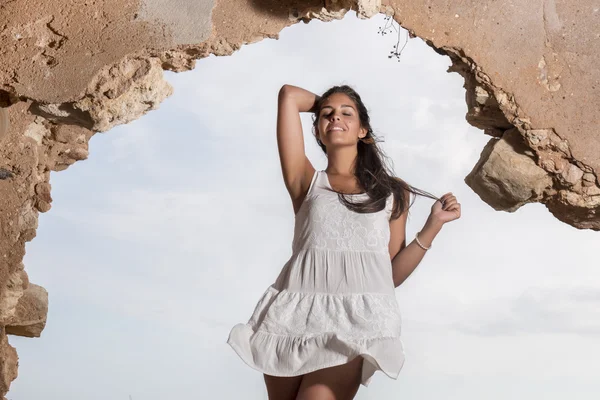 Mooie vrouw op een witte jurk — Stockfoto