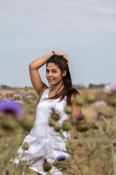 Mulher bonita em um vestido branco — Fotografia de Stock