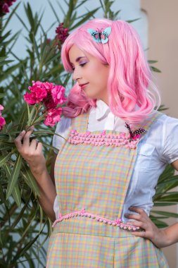 pembe peruk parkta olduğu gibi poz ile genç kız