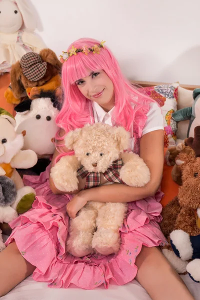 在卧室中一件可爱的粉红色连衣裙的小女孩 — 图库照片