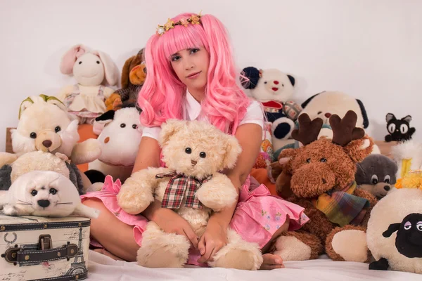 Молода дівчина в спальні в рожевій милій сукні — стокове фото