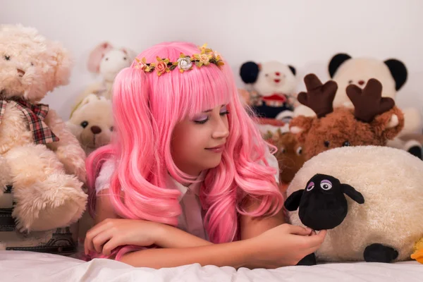 Młoda dziewczyna w sypialni różowy sukienka ładny — Zdjęcie stockowe