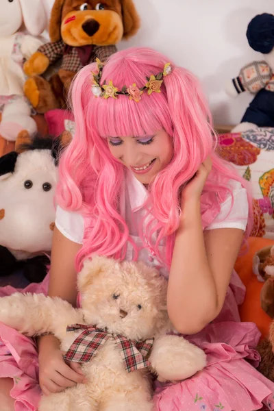 Молода дівчина в спальні в рожевій милій сукні — стокове фото