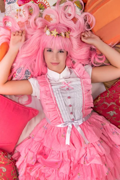 Młoda dziewczyna w sypialni różowy sukienka ładny — Zdjęcie stockowe