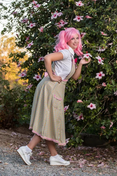 Jovem com uma peruca rosa posando como no parque — Fotografia de Stock