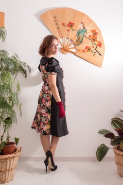 Genç ve güzel kadın evinde poz