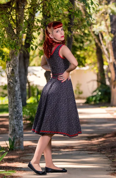 Jovem com um vestido de primavera simples posando no parque — Fotografia de Stock