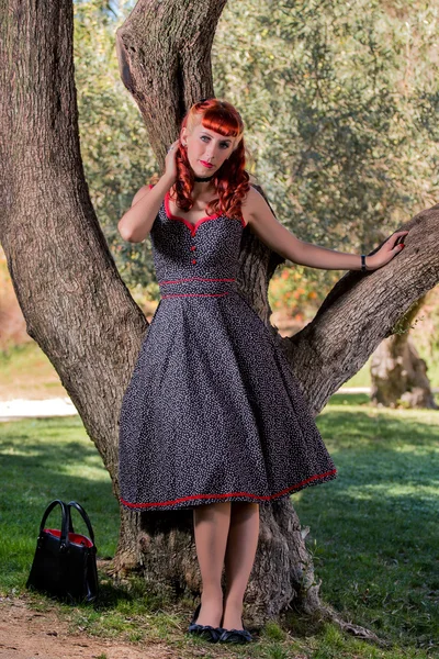Mladá žena s jednoduchým jarní šaty pózuje na park — Stock fotografie